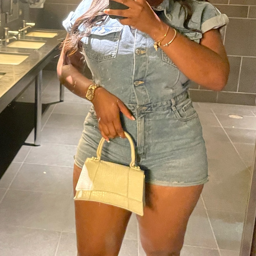 Size Large jean romper. Cute. Stretchy Jean.